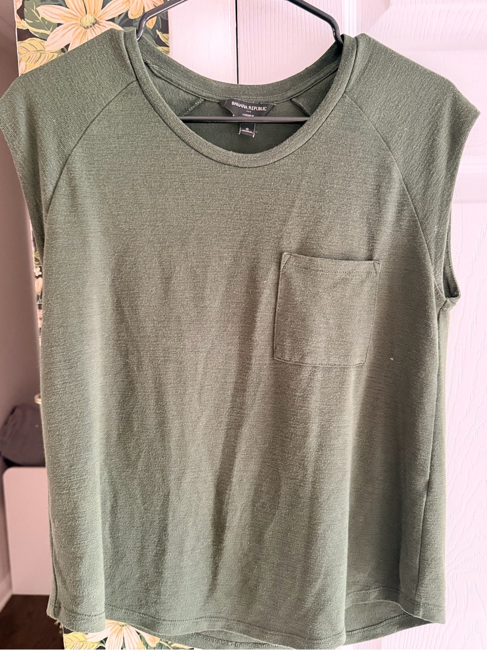 Banana Republic Luxespun Olive Green Pocket Tee Sz S